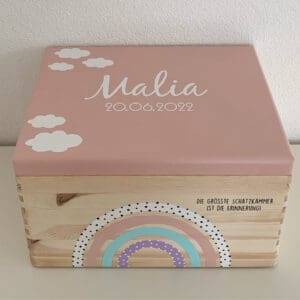 personalisierte Erinnerungskiste Regenbogen / altrosa und Wolken