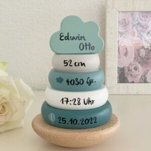 Label Label Stapelturm Mint, mit Name und Geburtsdaten personalisiert. Ring sind weiss, Grün, Grau und die Schriftfarbe ist Schwarz