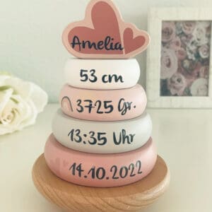 Rosa Stapelturm von Label Label mit weissen , rosa und Grauen Ringen und personalisiert mit Name und Geburtsdaten