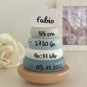 Label Label Stapelturm Blau, mit Name und Geburtsdaten personalisiert. Ring sind weiss, hellblau, Grau und die Schriftfarbe ist Schwarz