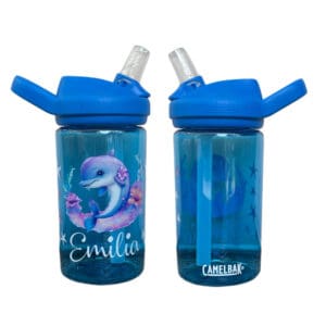 Personalisierte Camelbak Trinkflasche in Blau mit niedlichem Delfin-Motiv, Name Emilia – ideal für Kinder, Kindergarten & Schule