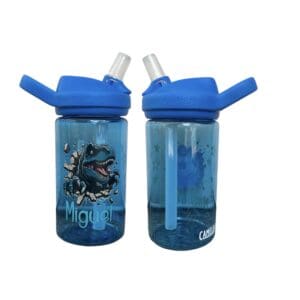 Personalisierte Camelbak Trinkflasche in Blau mit coolem Dino-Motiv, Name Miguel – robust & ideal für Kindergarten, Schule oder unterwegs