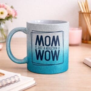 Glitzer Tasse Farbverlauf silber türkis MOM WOW auf Schreibtisch