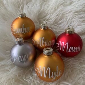 Weihnachtskugeln in Gold, Rot und Silber matt. Mit Name