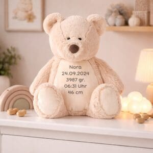 Kuschelbär personalisiert mit Name Nora und Geburtsdaten auf Kommode im Kinderzimmer