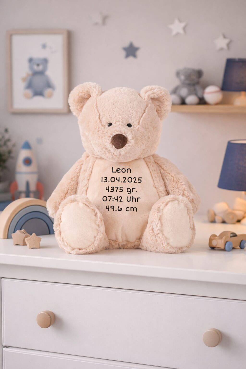 kuschelbaer-personalisiert-mit-name-leon-kommode-jungenzimmer.png kuschelbaer-personalisiert-mit-name-leon-kommode-jungenzimmer.png