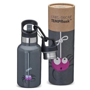 Kinder Thermosflasche Schwarz Carl Oscar TEMPflask 350ml| Mit Namen & Motiv bedruckt, auslaufsicher & isoliert Die Kinder Thermosflasche Schwarz Carl Oscar TEMPflask 350ml ist die ideale Kinder Thermotrinkflasche, die Getränke dank Dreifach-Isolierung zuverlässig warm oder kalt hält