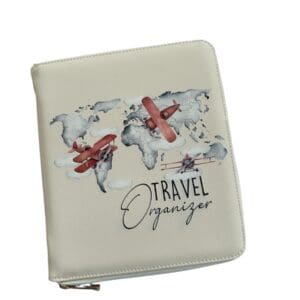 Travel Organizer in Beige mit Weltkartenmotiv und roten Doppeldeckerflugzeugen – stilvolles Reisezubehör für Kinder und Erwachsene