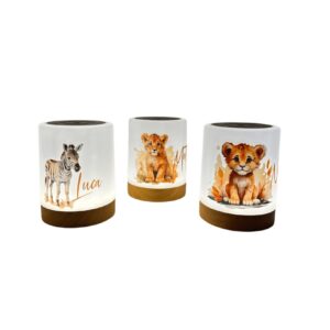 Drei Touch LED Nachtlichter mit Tiermotiven Zebra, Löwenbaby und Bär auf Holzsockel vor weissem Hintergrund