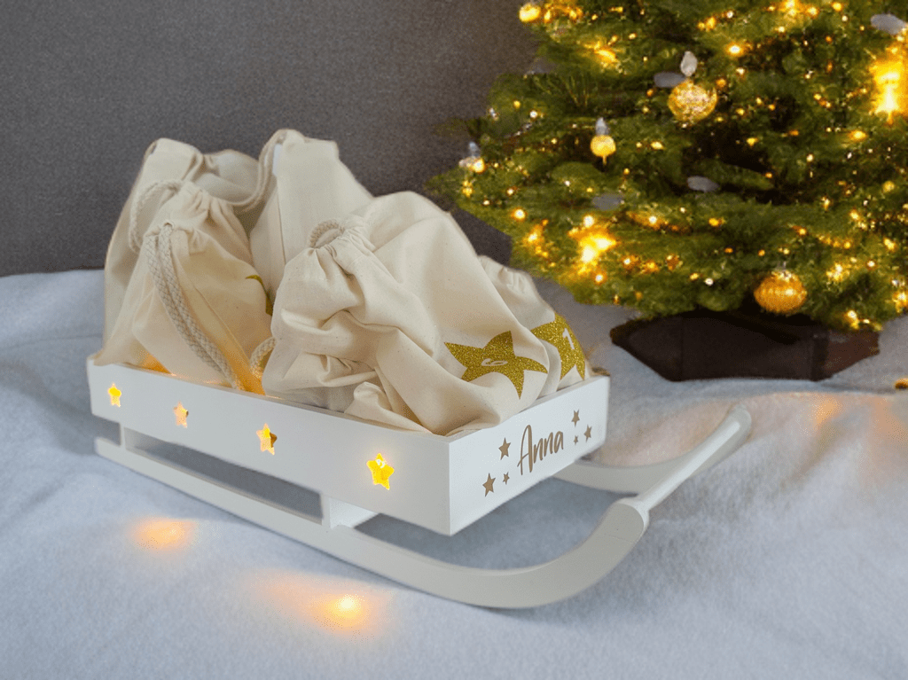 adventsschlitten-weiss-anna-mit-adventssaekli-lichterkette-nilana.png adventsschlitten-weiss-anna-mit-adventssaekli-lichterkette-nilana.png