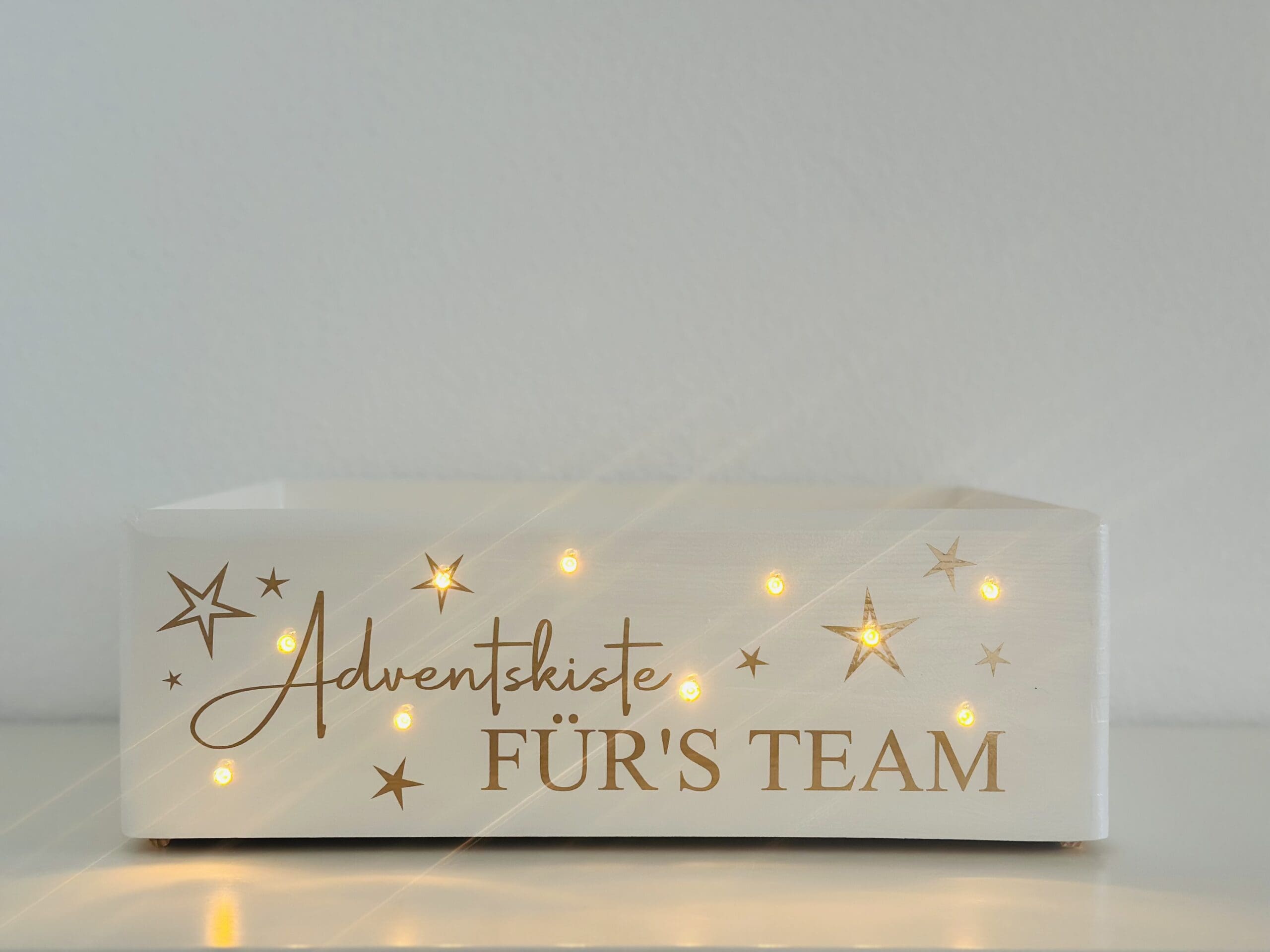 adventskiste-fuers-team-weiss-mit-lichterkette-nilana.png adventskiste-fuers-team-weiss-mit-lichterkette-nilana.png