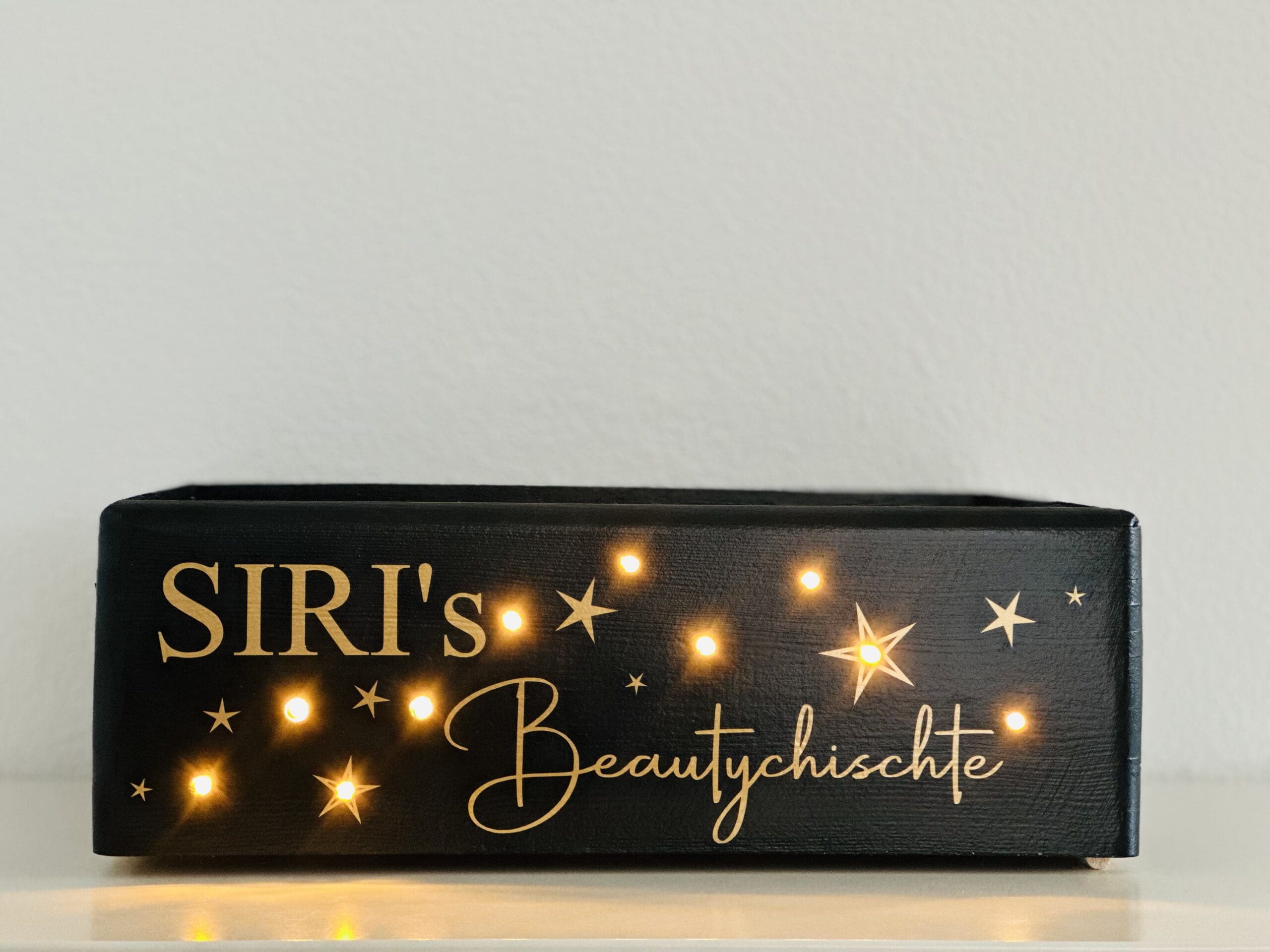 beautychischte-schwarz-mit-lichterkette-personalisiert-nilana.png beautychischte-schwarz-mit-lichterkette-personalisiert-nilana.png