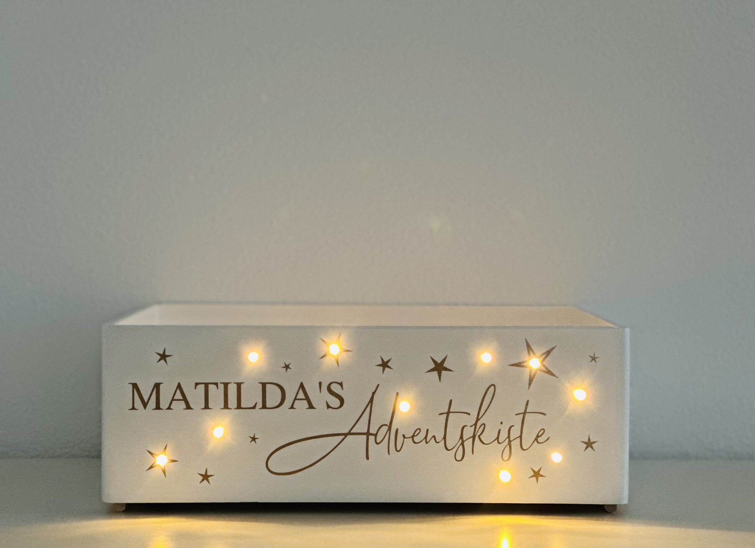 adventskiste-mit-sternen-weiss-personalisiert-nilana.png adventskiste-mit-sternen-weiss-personalisiert-nilana.png