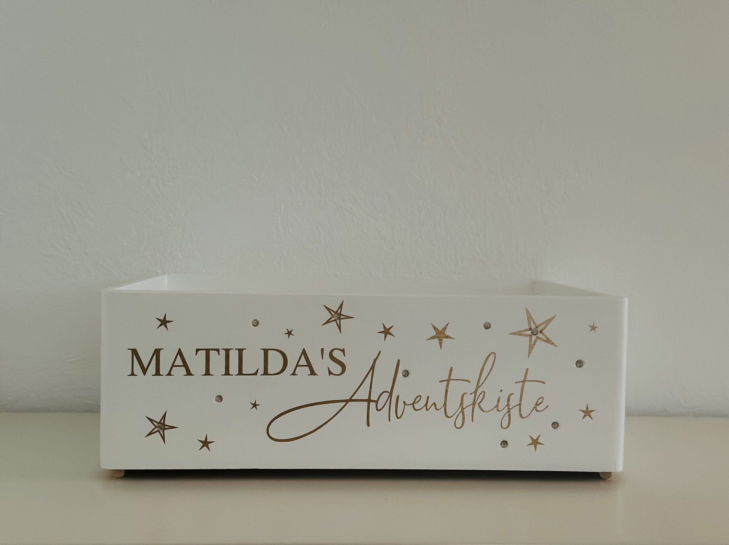 adventskiste-weiss-mit-sternen-personalisiert-nilana.png adventskiste-weiss-mit-sternen-personalisiert-nilana.png