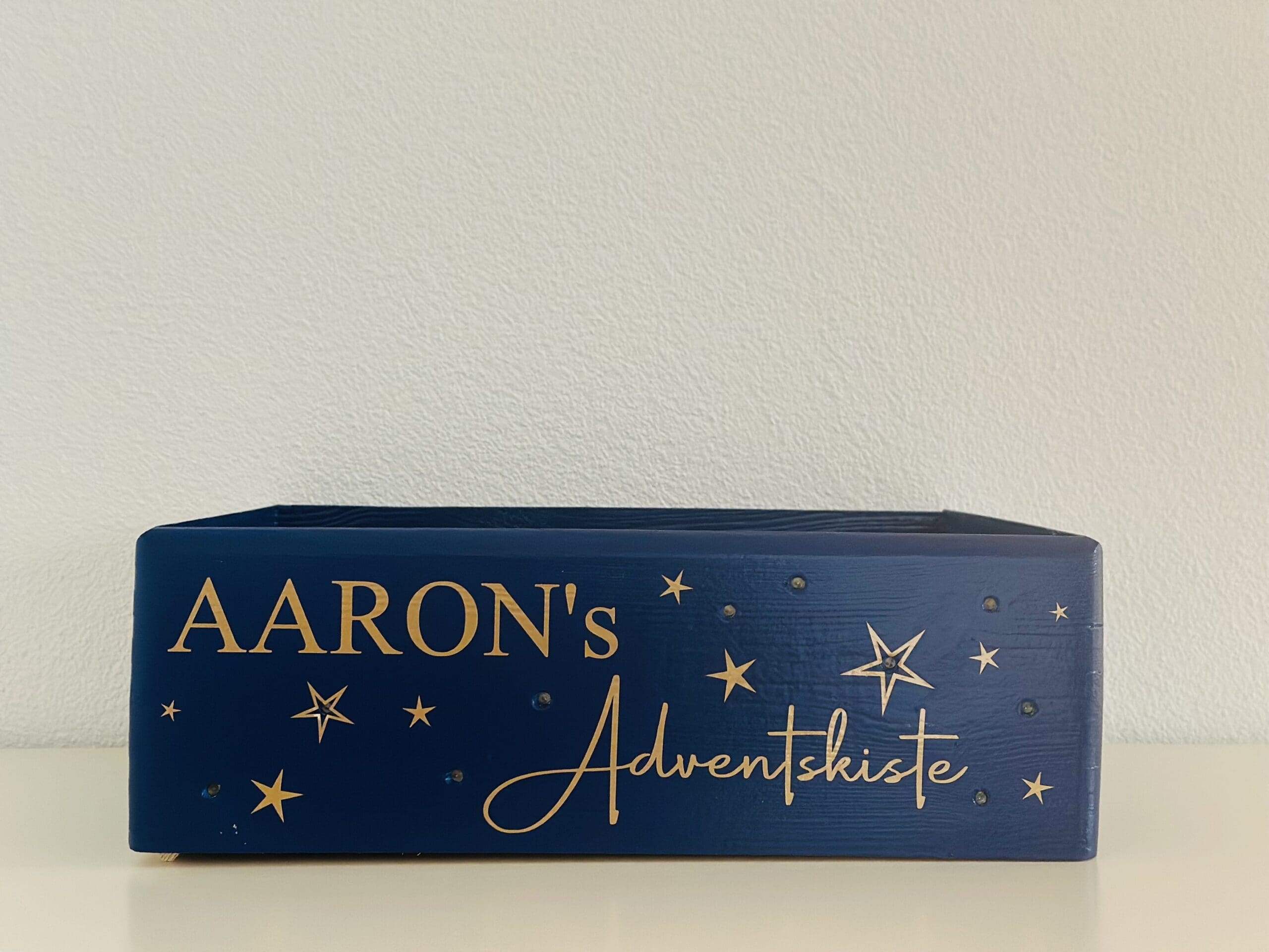 adventskiste-blau-mit-lichterkette-und-sternen-personalisiert-nilana.png adventskiste-blau-mit-lichterkette-und-sternen-personalisiert-nilana.png