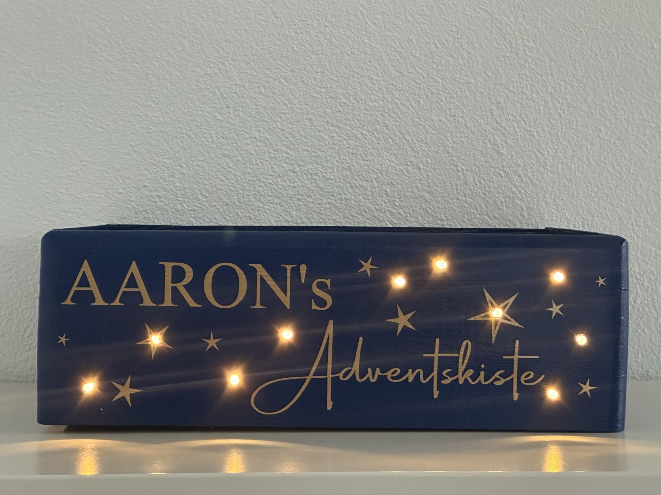 adventskiste-blau-mit-lichterkette-und-sternen-personalisiert-nilana.png adventskiste-blau-mit-lichterkette-und-sternen-personalisiert-nilana.png
