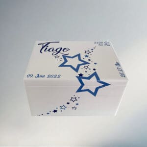 Erinnerungskiste personalisiert in Weiss mit zwei großen blauen Sternen und kleinen Sternen in Blau – wunderbares Geschenk zur Geburt oder Taufe