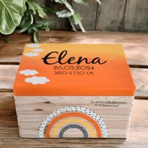 Erinnerungsbox mit Orange gelben Regenbogen personalisiert mit Namen und Geburtsdaten und Orange Gelb lackiert mit weissen Wolken- Personalisierte Holz Erinnerungskiste mit wunderschönem Farblich abgestimmten Regenbogen