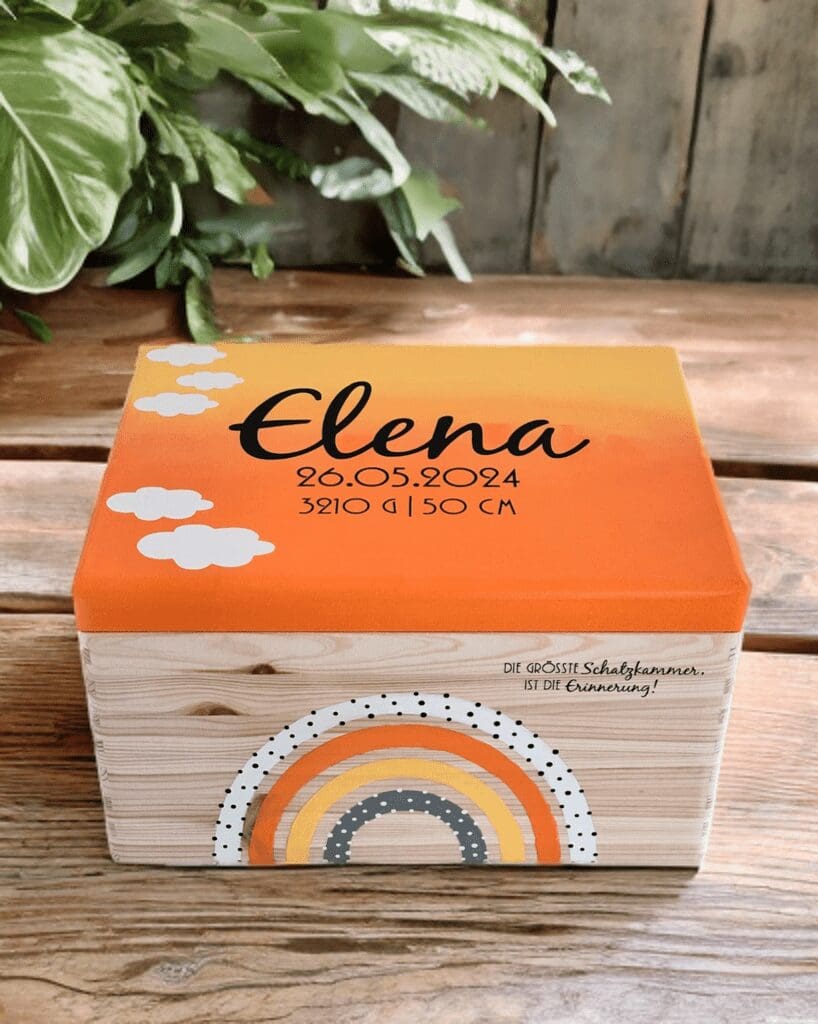 Erinnerungsbox mit Orange gelben Regenbogen personalisiert mit Namen und Geburtsdaten und Orange Gelb lackiert mit weissen Wolken- Personalisierte Holz Erinnerungskiste mit wunderschönem Farblich abgestimmten Regenbogen Erinnerungsbox mit Orange gelben Regenbogen personalisiert mit Namen und Geburtsdaten und Orange Gelb lackiert mit weissen Wolken- Personalisierte Holz Erinnerungskiste mit wunderschönem Farblich abgestimmten Regenbogen