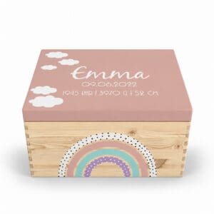 Personalisierte Erinnerungskiste Regenbogen mit rosa Deckel, Name Emma und Geburtsdaten auf weissem Hintergrund
