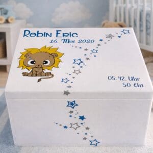 Erinnerungskiste personalisiert Löwe mit Name Robin Eric und Geburtsdatum – weisse Baby Erinnerungskiste