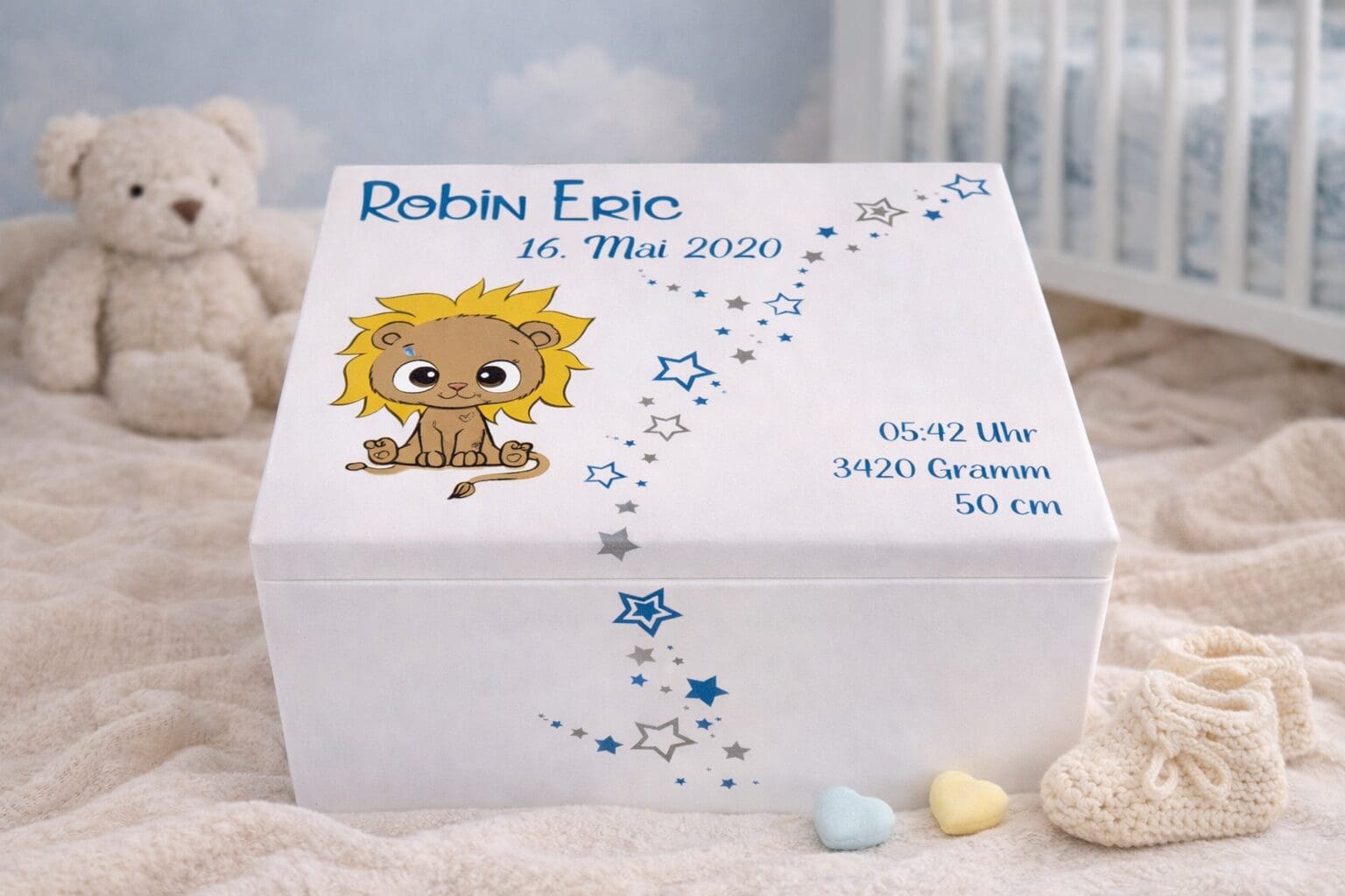 erinnerungskiste-personalisiert-loewe-robin-eric-kinderzimmer.jpg erinnerungskiste-personalisiert-loewe-robin-eric-kinderzimmer.jpg