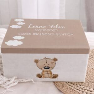 Erinnerungskiste Teddybär personalisiert – zur Geburt aus Holz mit Name Leano Felix und Geburtsdaten als liebevolle Baby Erinnerungsbox