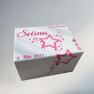 Erinnerungskiste personalisiert in Weiß mit zwei grossen rosa Sternen und kleinen Sternen in Pink und Rosa – ideales Geschenk zur Geburt oder Taufe