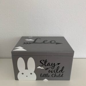 Personalisierte Erinnerungskiste "Stay wild" in dunkel Grau mit weissem Hase und schwarzer Schrift