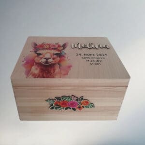 Personalisierte Erinnerungskiste aus Holz mit niedlichem Lama-Motiv und Holzschriftzug des Namens – Geschenk zur Geburt oder Taufe von Nilana