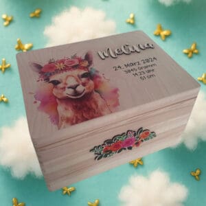 Erinnerungskiste aus Holz mit süssem Lama-Motiv – personalisiertes Geschenk zur Geburt oder Taufe von Nilana