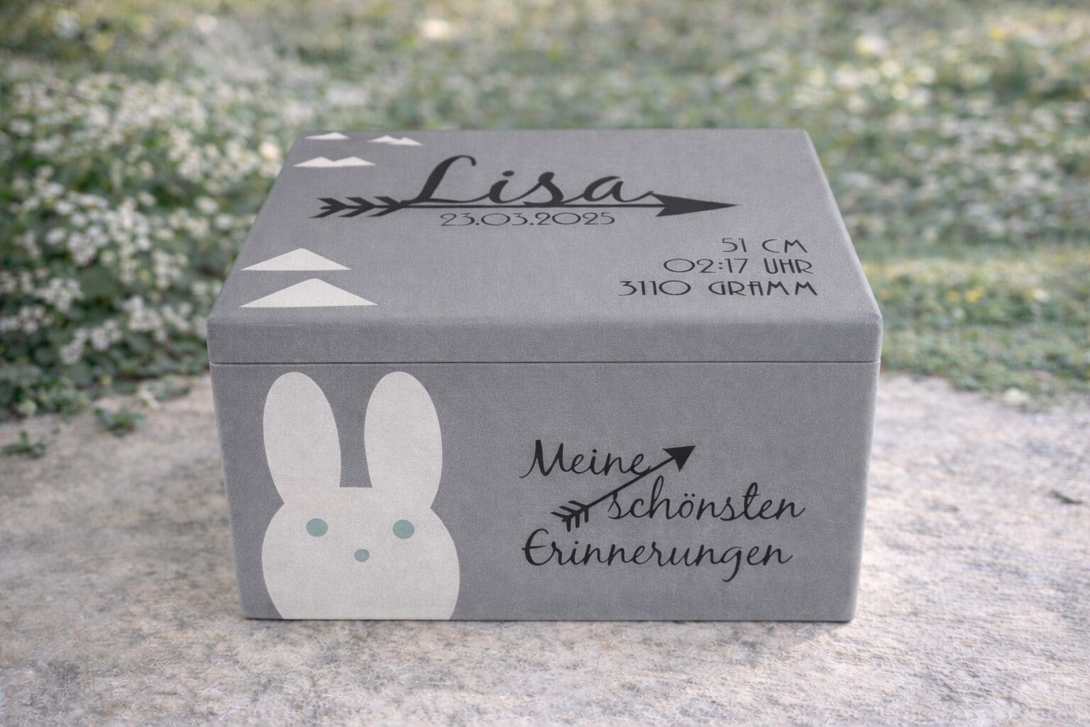 personalisierte-erinnerungskiste-schoenste-erinnerungen-grau-hase-lisa.jpg Bildtitel personalisierte-erinnerungskiste-schoenste-erinnerungen-grau-hase-lisa.jpg Bildtitel