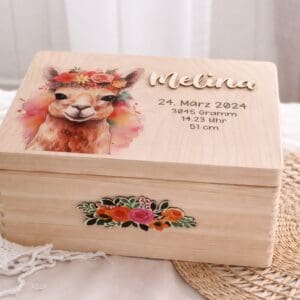 Erinnerungskiste personalisiert mit Lama aus Holz mit Name Melina und Geburtsdaten als liebevolle Baby Erinnerungsbox