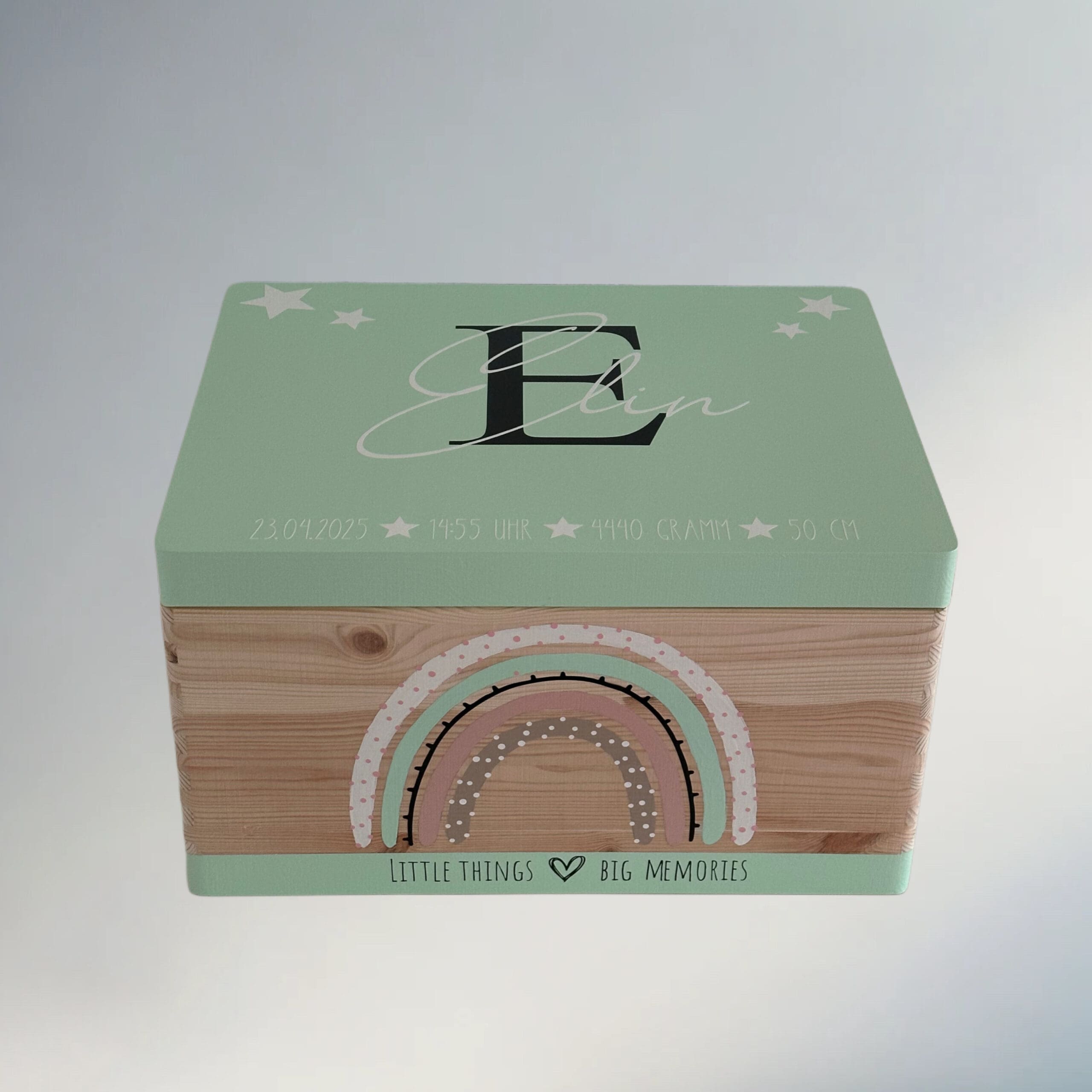 Erinnerungskiste mit Regenbogen Mint lackiert. Erinnerungskiste mit Regenbogen Mint lackiert.