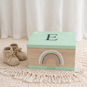 Personalisierte Erinnerungskiste Regenbogen mit Name Eline Nina – Holzkiste für Baby Erinnerungen