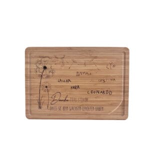 Personalisiertes Schneidebrett aus Buchenholz mit zartem Pusteblumen-Motiv und individueller Gravur, ideales Abschiedsgeschenk für Erzieherin oder Lehrerin