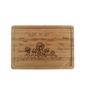 Personalisiertes Schneidebrett mit Pilz-Motiv, graviert mit Kindernamen und Wunschtext „Danke, dass ihr uns beim Wachsen geholfen habt“, ideales Abschiedsgeschenk für die Spielgruppe.