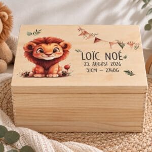 Erinnerungskiste Löwe personalisiert aus Holz mit Name Loïc Noé und Geburtsdaten – Geschenk zur Geburt