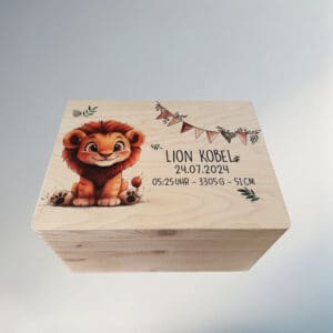 Personalisierte Erinnerungskiste aus Holz mit Löwenmotiv, Name und Geburtsdaten – liebevolles Geschenk zur Geburt
