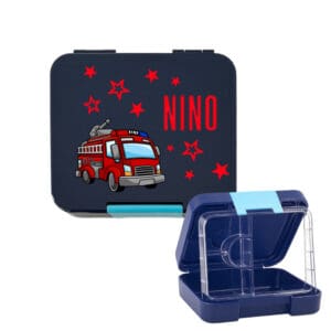 Znünibox Dunkelblau personalisiert mit Feuerwehr-Motiv und Namen „Nino“ – Lunchbox für Kinder mit Trennsteg und hellblauer Schnalle.