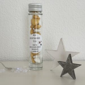 Mini Adventskalender im Glas mit goldenen und weißen Schokoladenherzen – stilvolles Weihnachtsgeschenk to go