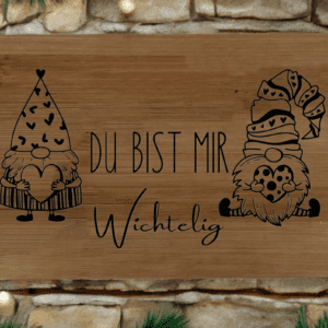 Personalisierbares Frühstücksbrettchen aus Bambus mit zwei Wichteln und dem Spruch „Du bist mir wichtelig“ – liebevolles Geschenk von Nilana