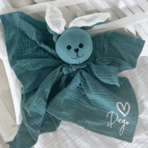 Personalisierter Kuschelhase aus weichem Musselin in Petrol mit Namen „Diego“ – liebevoll handgefertigtes Schmusetuch von Nilana