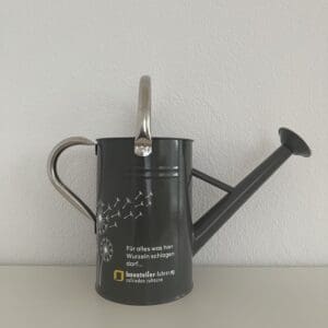Personalisierte Giesskanne aus Metall in Grau – stilvolles Geschenk für Gartenliebhaber