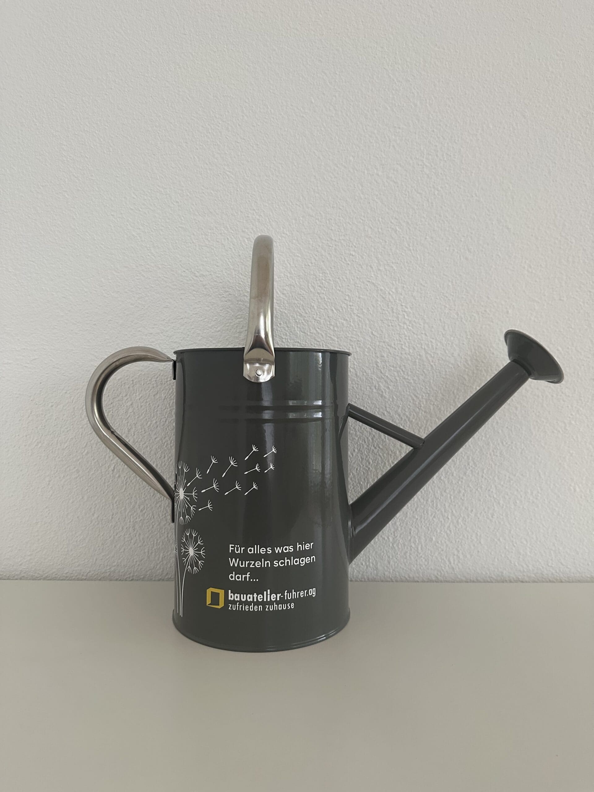 Personalisierte Giesskanne aus Metall Grau – Nilana Personalisierte Giesskanne aus Metall Grau – Nilana