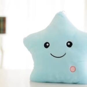 Himmelblaues Sternenkissen aus weichem Plüsch mit lächelndem Gesicht – personalisierbarer leuchtender Plüschstern.