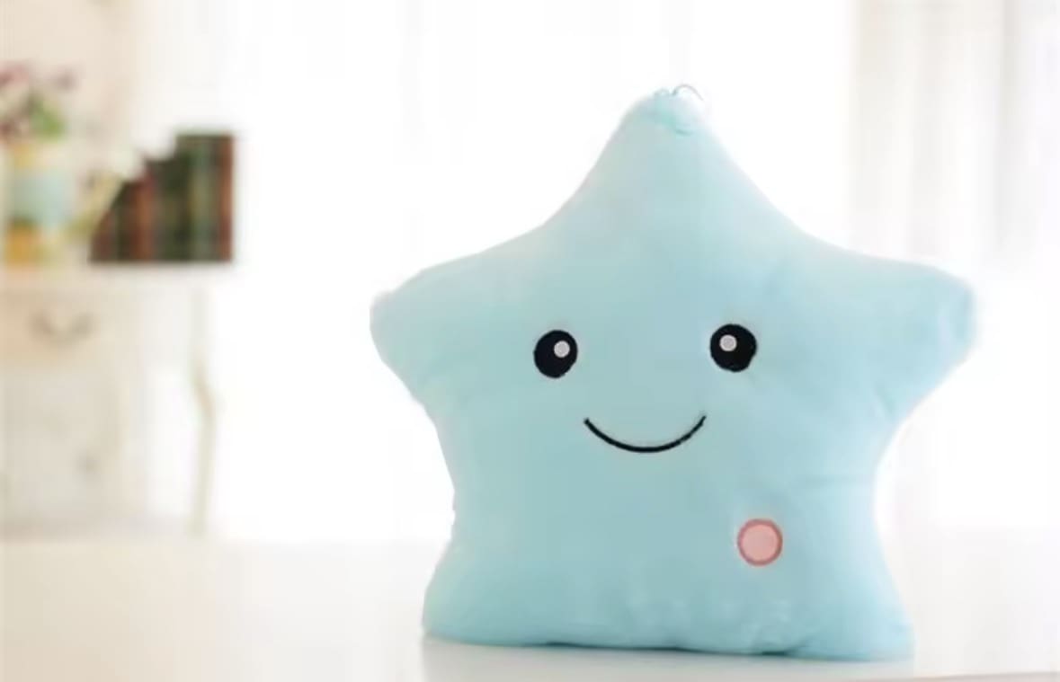 sternenkissen-blau-personalisiert-leuchtender-plueschstern.png sternenkissen-blau-personalisiert-leuchtender-plueschstern.png
