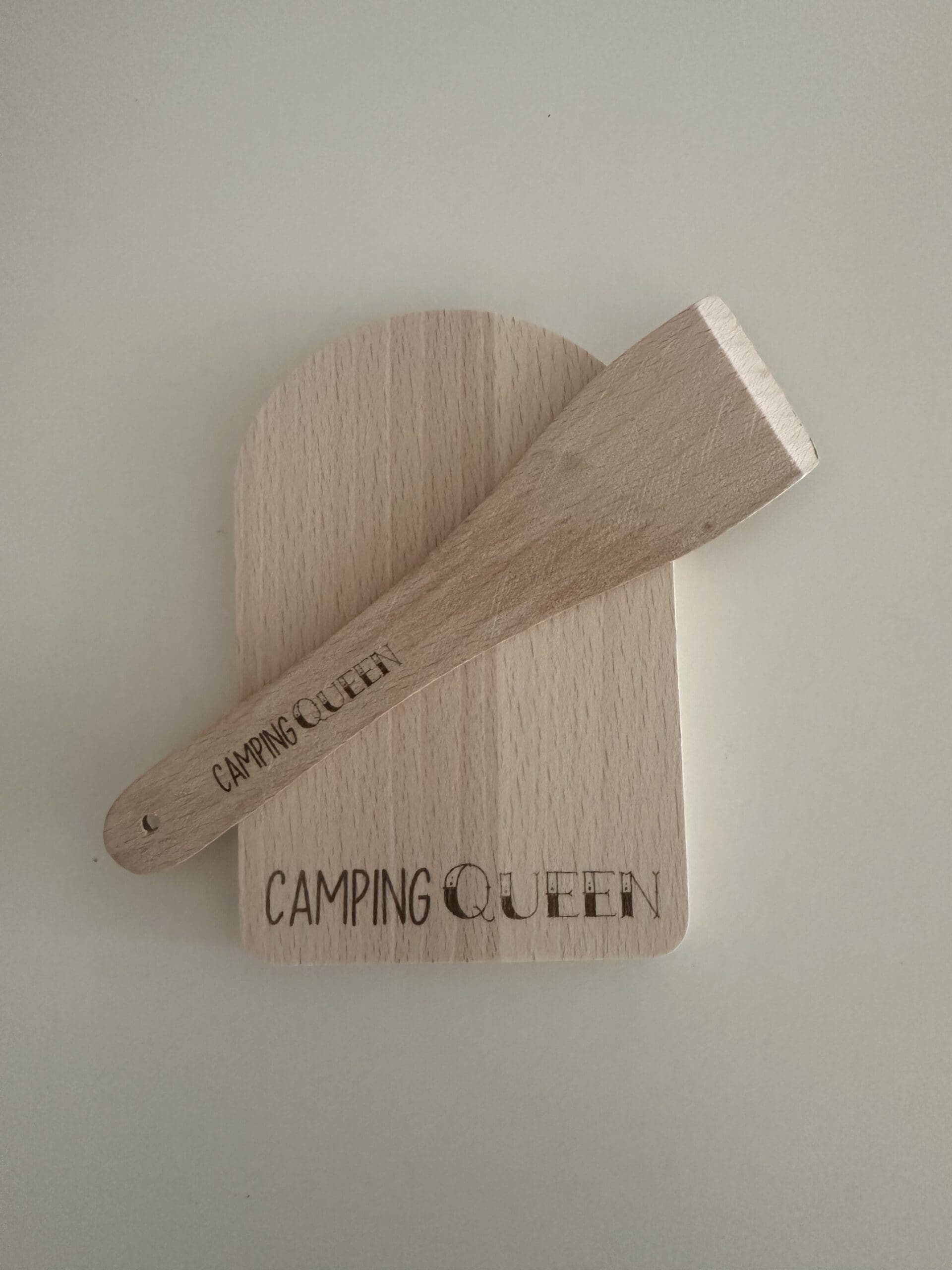 raclette-set-camping-queen-gravur-holzbrett-spatel.png raclette-set-camping-queen-gravur-holzbrett-spatel.png