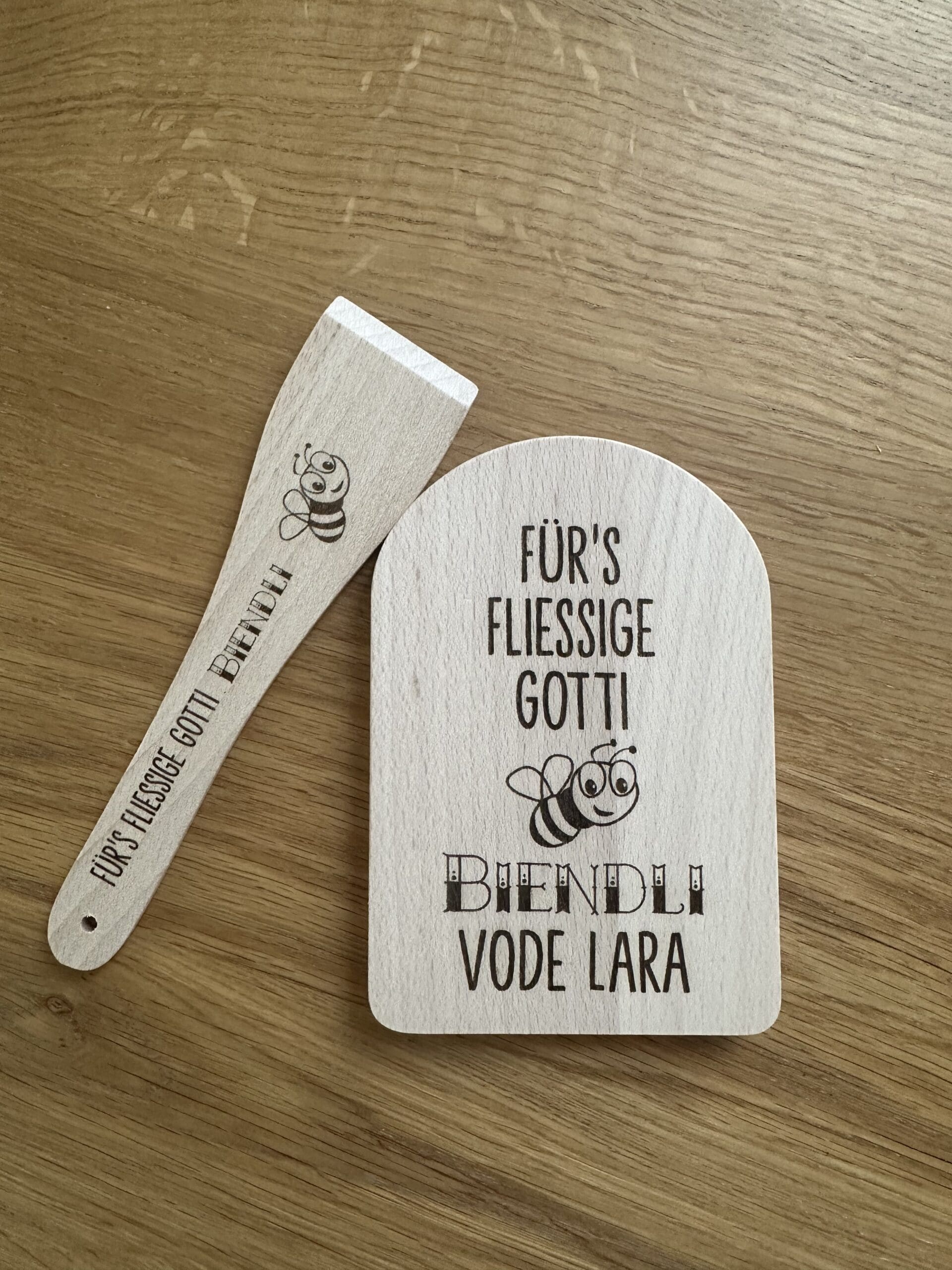 raclette-set-biendli-gravur-holzbrett-spatel.png raclette-set-biendli-gravur-holzbrett-spatel.png