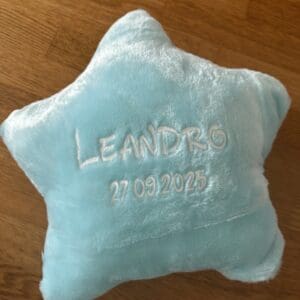Personalisierter blauer Plüschstern mit Name und Datum, weiches Sternenkissen als Geschenk zur Geburt.